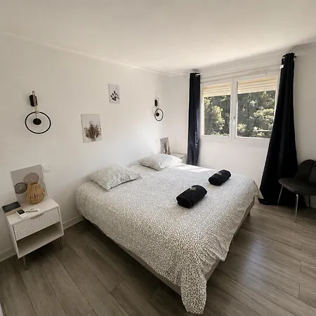 Apartmán Charming, Quiet Two-bedroom Apartment, Parking, And Beautiful View Nice