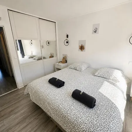 Charming, Quiet Two-bedroom Apartment, Parking, And Beautiful View Apartmán *